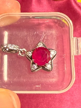 Colgante Estrella con Rubí Sintético y Circonitas