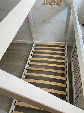 Cama casita infantil madera buen estado.