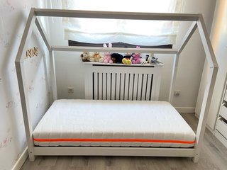 Cama casita infantil madera buen estado.