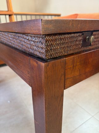 Mesa de salón y cuatro sillas en madera