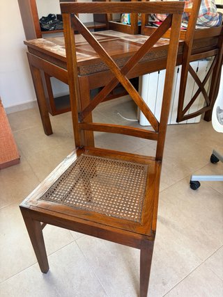 Mesa de salón y cuatro sillas en madera