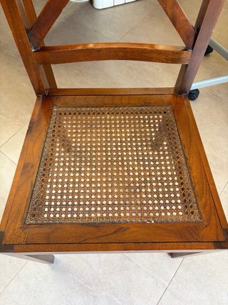 Mesa de salón y cuatro sillas en madera