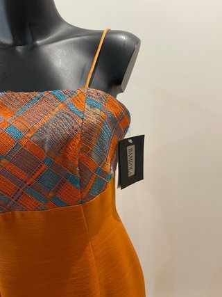 Vestido cóctel naranja, cabesu bicolor