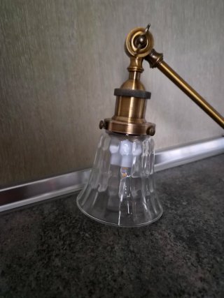 Lámpara de noche dorada y transparente