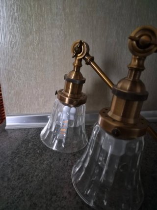 Lámpara de noche dorada y transparente