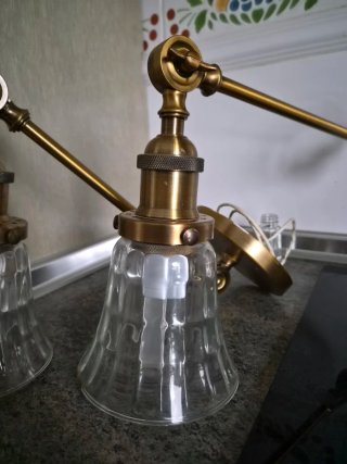 Lámpara de noche dorada y transparente