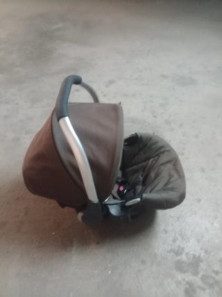 Silla de coche para bebé marrón