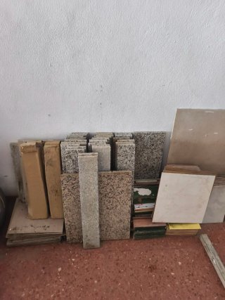 Restos de mármol, baldosas y azulejos