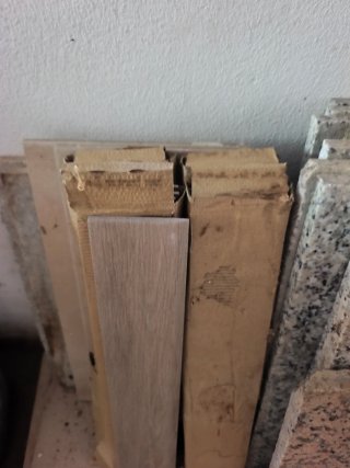 Restos de mármol, baldosas y azulejos