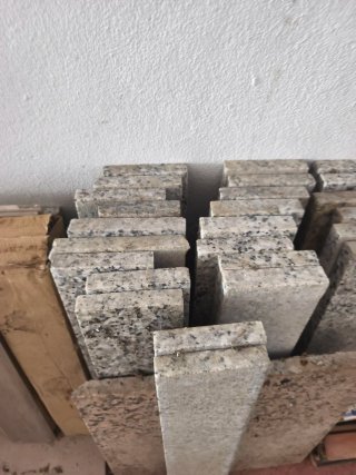 Restos de mármol, baldosas y azulejos