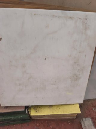 Restos de mármol, baldosas y azulejos