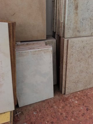 Restos de mármol, baldosas y azulejos