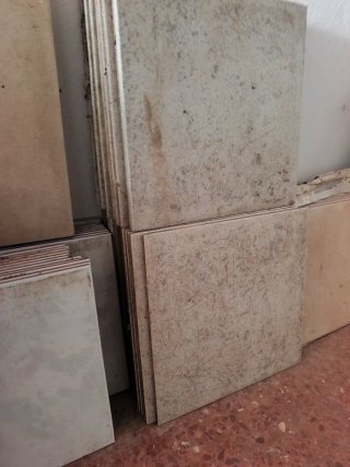 Restos de mármol, baldosas y azulejos