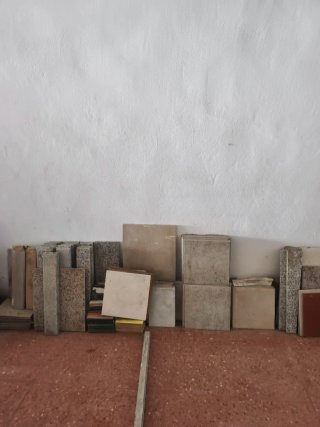 Restos de mármol, baldosas y azulejos
