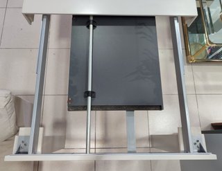 MESA EXTENSIBLE CON CUATRO SILLAS