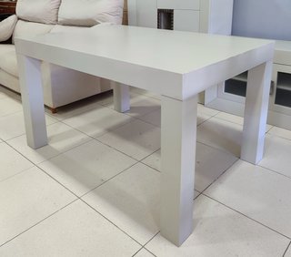 MESA EXTENSIBLE CON CUATRO SILLAS