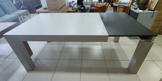 MESA EXTENSIBLE CON CUATRO SILLAS