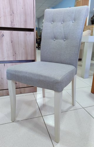 MESA EXTENSIBLE CON CUATRO SILLAS