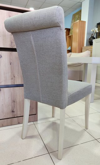 MESA EXTENSIBLE CON CUATRO SILLAS