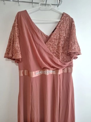 Vestido de fiesta rosa con lentejuelas