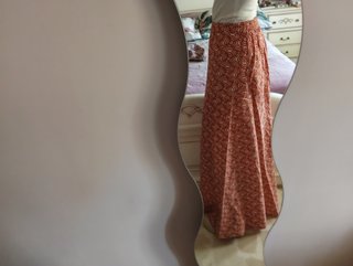 Pantalón ancho estampado naranja y blanco