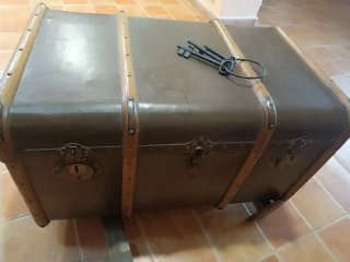 Baúl antiguo cuero y madera