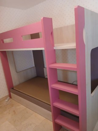 Cama litera infantil rosa y madera