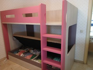 Cama litera infantil rosa y madera