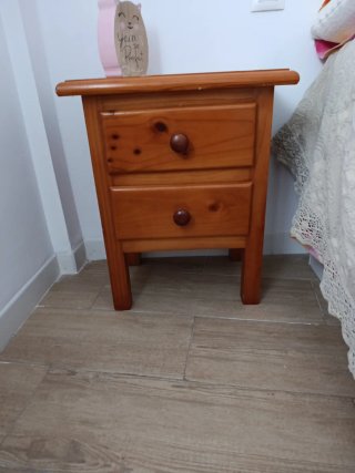 Mesita de noche de madera