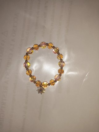Pulsera de cuentas doradas y multicolor