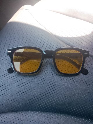 Gafas de sol negras y amarillas