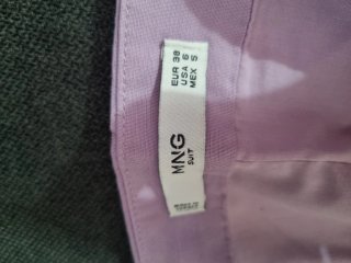 Falda corta lila con volantes.