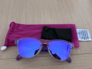 Gafas de sol niña moradas con funda blanda