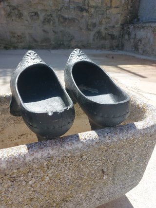 4 Zuecos (ALBARCAS CAMPURRIANAS) Negros Decorados.