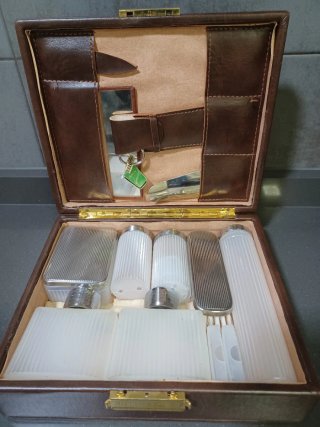 Neceser vintage cuero marrón y dorado