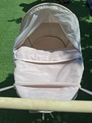 Carrito de bebé de juguete rosa
