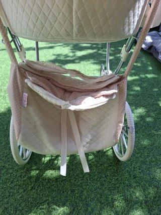 Carrito de bebé de juguete rosa