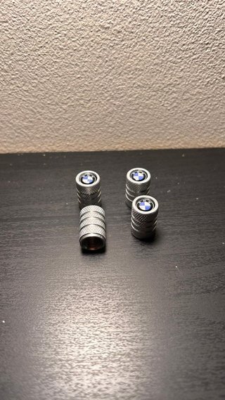 Pack tapabujes BMW 56mm + Tapones válvula Plata