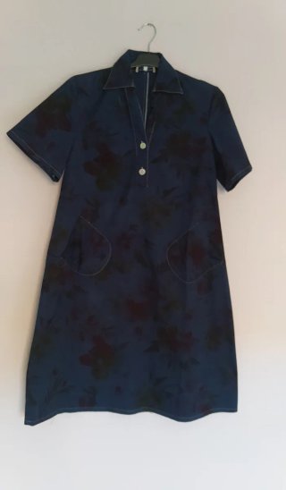 Vestido azul con estampado floral