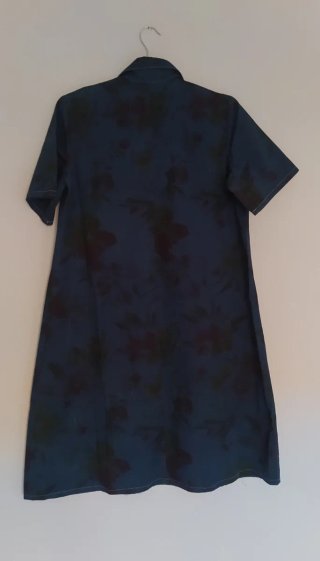 Vestido azul con estampado floral