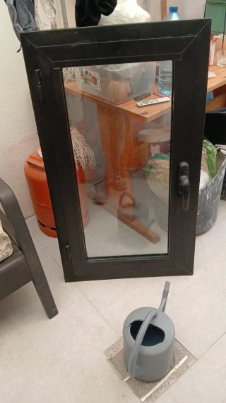 Ventana negra con cristal