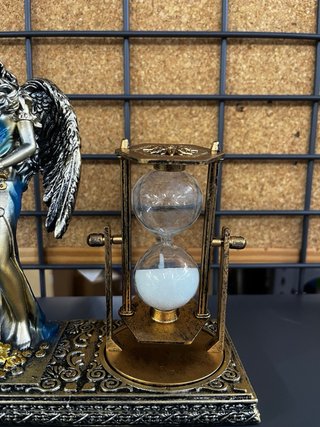 Diosa La Fortuna. Monete Abbondanza Orologio Sabbia