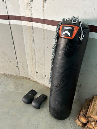 Saco de boxeo y guantes