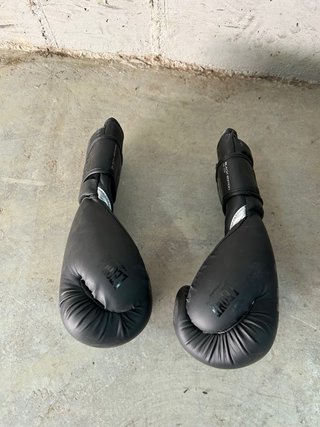 Saco de boxeo y guantes