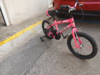 Bicicleta infantil rosa con ruedines