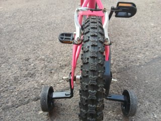 Bicicleta infantil rosa con ruedines
