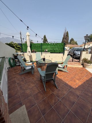Sillones de terraza madera y mesa redonda