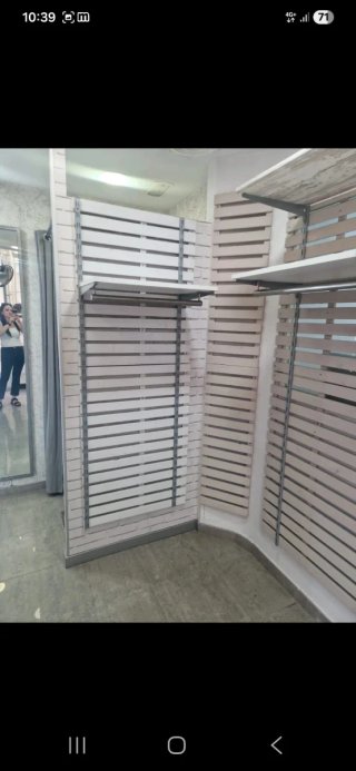 Estanterías metálicas y de madera