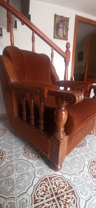 Sillón vintage de madera tallada y tapizado