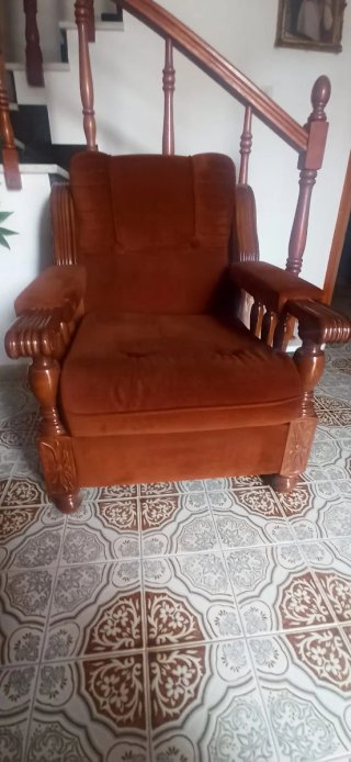 Sillón vintage de madera tallada y tapizado